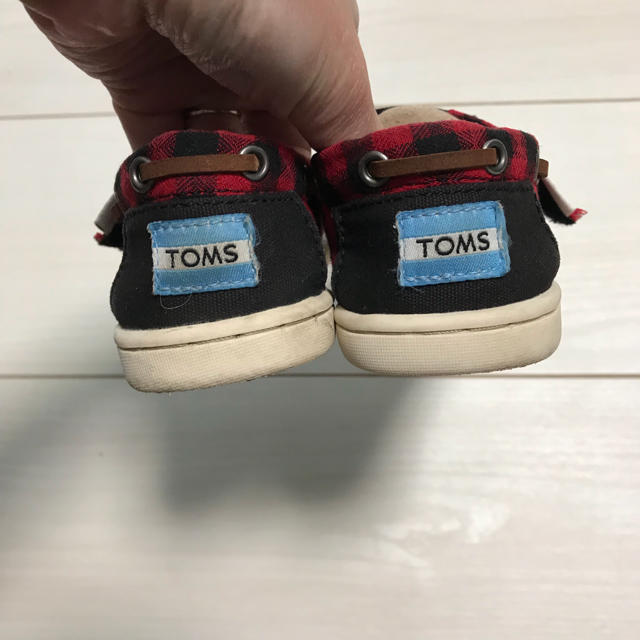 TOMS(トムズ)のトムズ 赤チェック柄 スニーカー キッズ/ベビー/マタニティのキッズ靴/シューズ(15cm~)(スニーカー)の商品写真