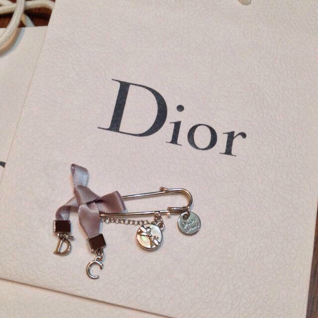 Christian Dior(クリスチャンディオール)のディオールのブローチと紙袋2枚セット レディースのアクセサリー(ブローチ/コサージュ)の商品写真