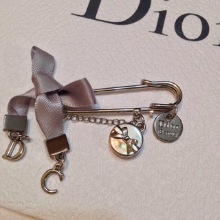 クリスチャンディオール(Christian Dior)のディオールのブローチと紙袋2枚セット(ブローチ/コサージュ)