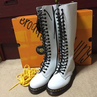 新品 Dr. Martens ドクターマーチン 20ホール 白 ロングブーツ 4