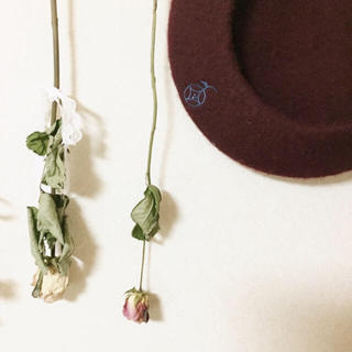 プードゥドゥ(POU DOU DOU)のボルドーのフェルト刺繍ベレー帽(ハンチング/ベレー帽)
