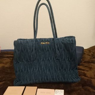 ミュウミュウ(miumiu)の【aya様専用】ミュウミュウ　マトラッセ　デニムバッグ　miumiu(ハンドバッグ)