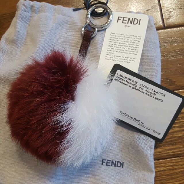 FENDI(フェンディ)のフェンディー風ファーストラップ赤×白 レディースのバッグ(ショルダーバッグ)の商品写真