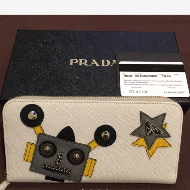 PRADA(プラダ)の正規品 プラダ ロボット柄 ジップラウンドファスナー長財布 日本未入荷 レディースのファッション小物(財布)の商品写真