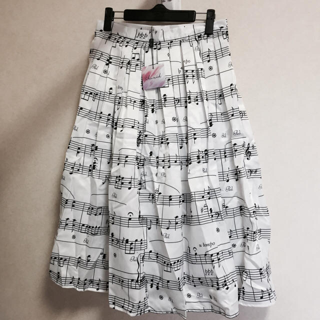 【新品未使用】chicwishミディ丈プリーツフレアスカート音符音楽ホワイト白 レディースのスカート(ひざ丈スカート)の商品写真