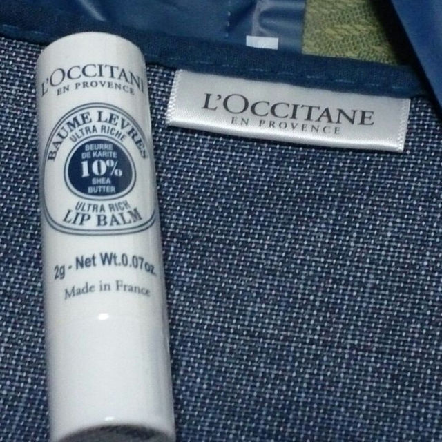 L'OCCITANE(ロクシタン)の非売限定品【ロクシタン×ANAロゴポーチ＆ロクシタンリップブァームセット】新品 コスメ/美容のベースメイク/化粧品(その他)の商品写真