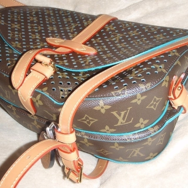 LOUIS VUITTON(ルイヴィトン)の激レア本物新品同様ルイヴィトン限定ソミュール斜め掛けバッグペルフォレ正規品 レディースのバッグ(メッセンジャーバッグ)の商品写真