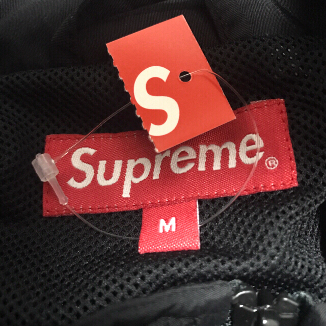 Supreme(シュプリーム)の新品半タグ付きsupreme Arc Track Jacket 黒 M メンズのジャケット/アウター(ナイロンジャケット)の商品写真