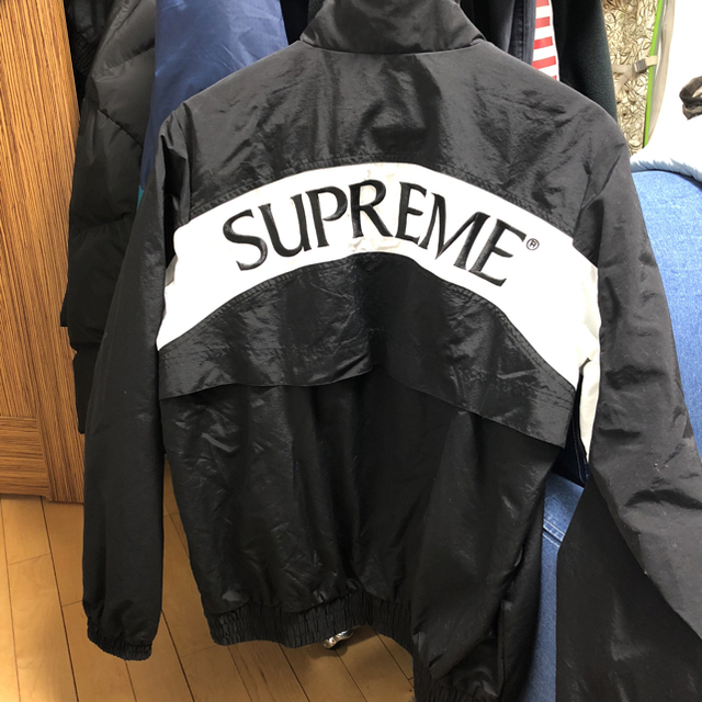 Supreme(シュプリーム)の新品半タグ付きsupreme Arc Track Jacket 黒 M メンズのジャケット/アウター(ナイロンジャケット)の商品写真