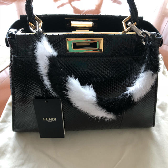 フェンディ ミニストラップユー FENDI  ピーカブーに！