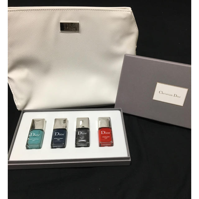 Dior(ディオール)の【新品未使用品】Dior ネイルセット ポーチつき♡ コスメ/美容のネイル(マニキュア)の商品写真