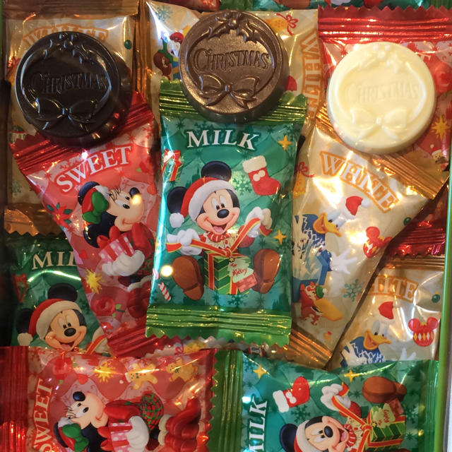 Disney(ディズニー)のディズニーランド 未開封チョコレート クリスマス 2017  食品/飲料/酒の食品(菓子/デザート)の商品写真