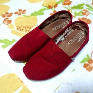 トムズ(TOMS)のTOMS レッド US6.5(スリッポン/モカシン)