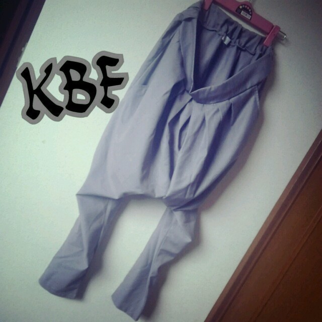 KBF(ケービーエフ)の着画あり！KBF！綺麗めサルエルパンツ レディースのパンツ(サルエルパンツ)の商品写真