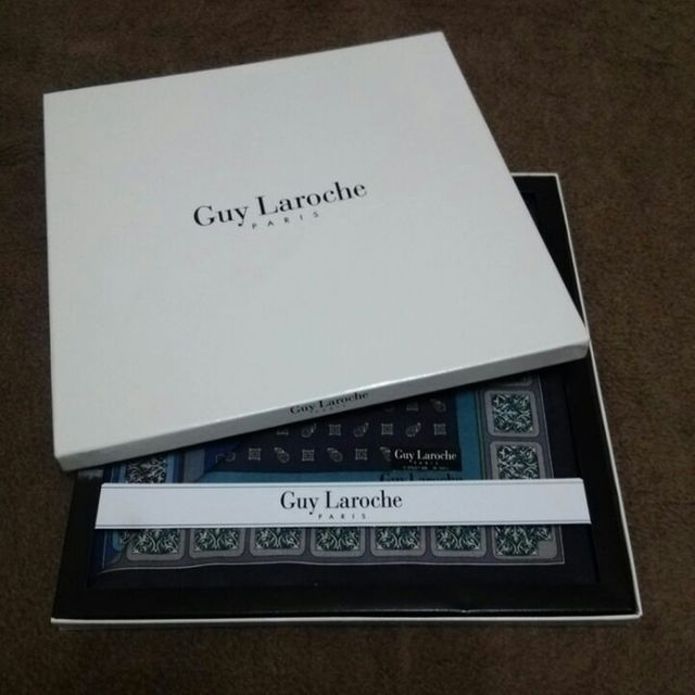 Guy Laroche(ギラロッシュ)のギラロッシュ 箱入りハンカチ2枚セット メンズのファッション小物(ハンカチ/ポケットチーフ)の商品写真