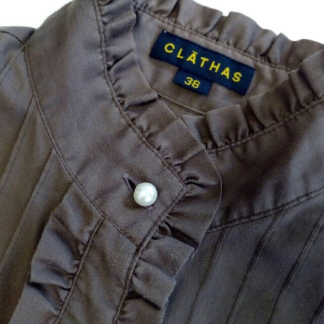 CLATHAS(クレイサス)のCLATHAS  クレイサス　フレンチ袖　フリル＆パール　size38 レディースのトップス(シャツ/ブラウス(半袖/袖なし))の商品写真