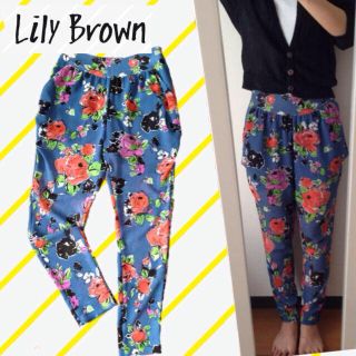 リリーブラウン(Lily Brown)のLily Brown 花柄パンツ(カジュアルパンツ)