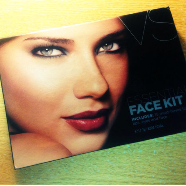 Victoria's Secret(ヴィクトリアズシークレット)のVS ♡ face kit コスメ/美容のベースメイク/化粧品(その他)の商品写真