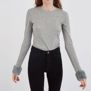 ザラ(ZARA)のzara☺︎今期フェイクファーカフスリブTシャツ(Tシャツ(長袖/七分))