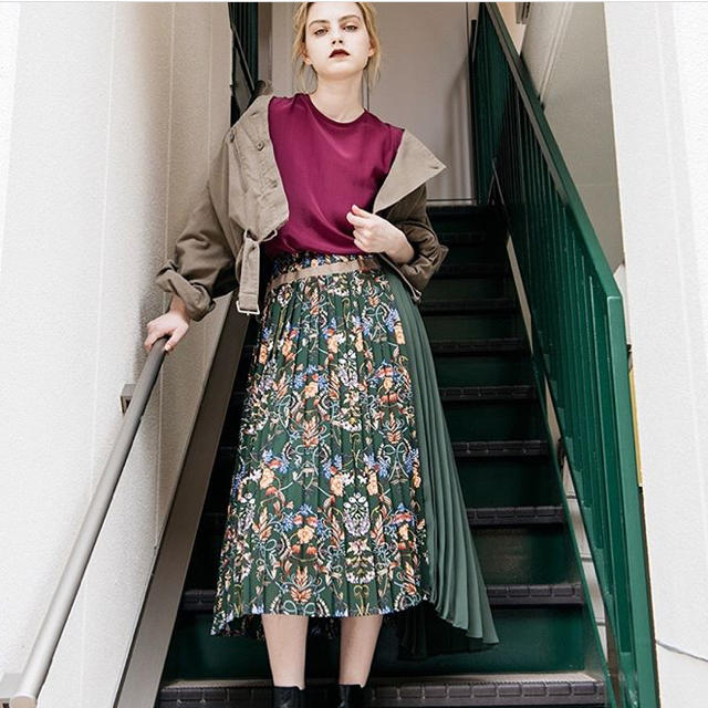 Ameri VINTAGE(アメリヴィンテージ)の20日まで！ameri FLOWER SIDE PLEATS SKIRT レディースのスカート(ロングスカート)の商品写真