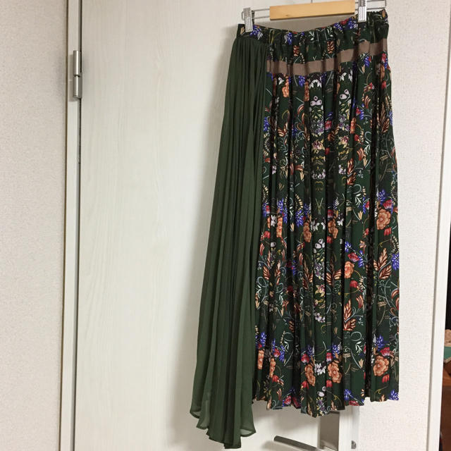Ameri VINTAGE(アメリヴィンテージ)の20日まで！ameri FLOWER SIDE PLEATS SKIRT レディースのスカート(ロングスカート)の商品写真