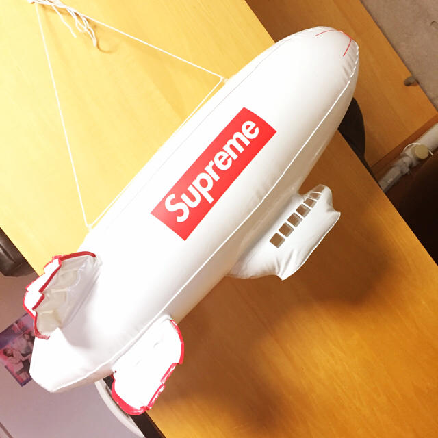 supreme バルーン 飛行船 風船