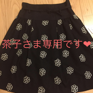 エムズグレイシー(M'S GRACY)の❤︎エムズグレイシー❤︎カメリア刺繍スカート❤︎36❤︎黒(ひざ丈スカート)