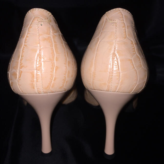 DIANA(ダイアナ)のダイアナ ピンクベージュ クロコ型押しパンプス レディースの靴/シューズ(ハイヒール/パンプス)の商品写真