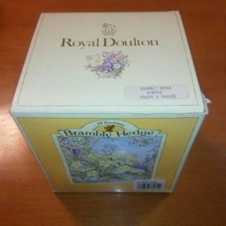 ロイヤルドルトン(Royal Doulton)の【夏冬セット】ロイヤルドルトン ブランブリーヘッジ カップ&ソーサー(食器)