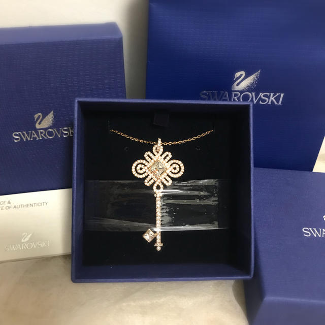 SWAROVSKI 新品 key ネックレスアクセサリー