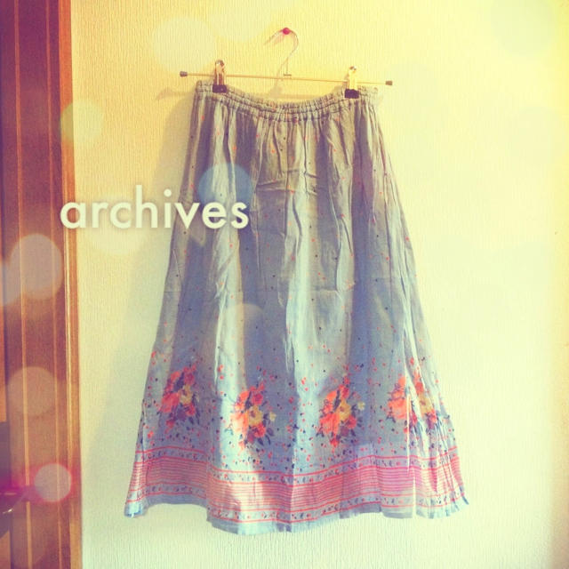 archives(アルシーヴ)のアルシーヴ くすみブルーのお花柄ロンスカ レディースのスカート(ロングスカート)の商品写真
