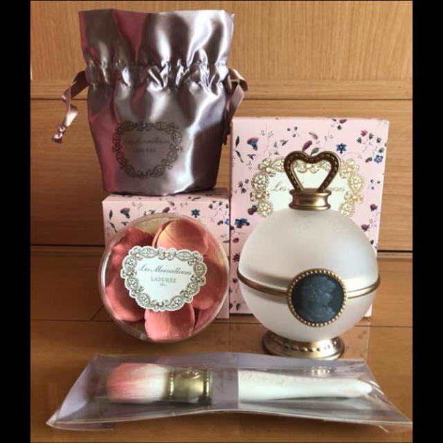 Les Merveilleuses LADUREE(レメルヴェイユーズラデュレ)の【新品未使用】レ・メルヴェイユーズ ラデュレ  チーク コスメ/美容のベースメイク/化粧品(チーク)の商品写真