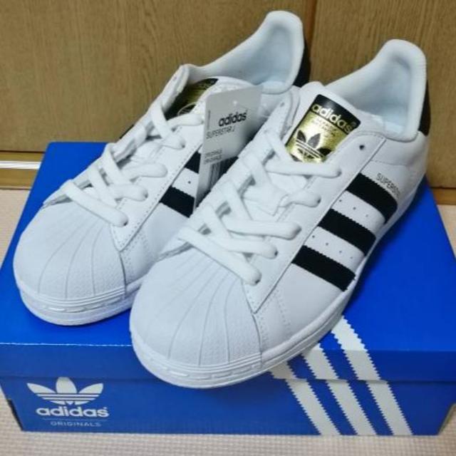 adidas(アディダス)の新品 アディダス スーパースター ホワイト×ブラック 24.0cm/C77154 レディースの靴/シューズ(スニーカー)の商品写真