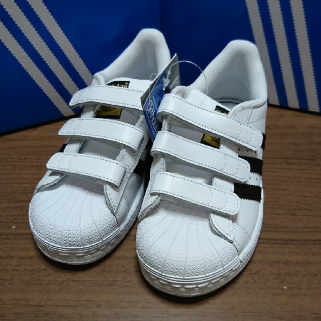 adidas(アディダス)の二足☆adidas☆アディダス☆オリジナルス☆スニーカー☆ベルクロ☆ キッズ/ベビー/マタニティのキッズ靴/シューズ(15cm~)(スニーカー)の商品写真