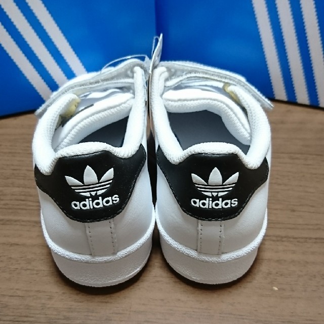 adidas(アディダス)の二足☆adidas☆アディダス☆オリジナルス☆スニーカー☆ベルクロ☆ キッズ/ベビー/マタニティのキッズ靴/シューズ(15cm~)(スニーカー)の商品写真