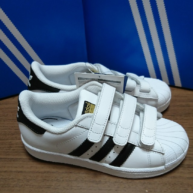 adidas(アディダス)の二足☆adidas☆アディダス☆オリジナルス☆スニーカー☆ベルクロ☆ キッズ/ベビー/マタニティのキッズ靴/シューズ(15cm~)(スニーカー)の商品写真