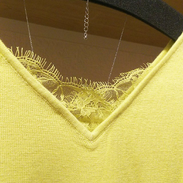 Rirandture(リランドチュール)の【未使用】ネックレス付6分袖前後Vニット レディースのトップス(ニット/セーター)の商品写真