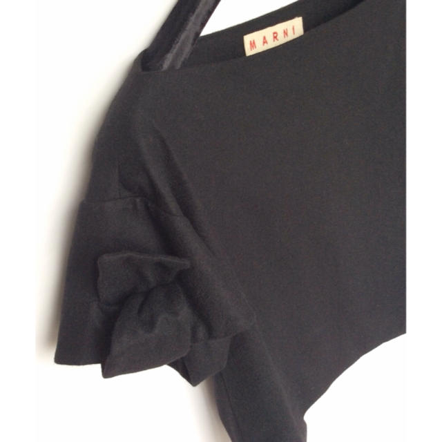 Marni(マルニ)の美品MARNIプルオーバートップス40サイズ 毛100% ブラック(ヤラメ) レディースのトップス(シャツ/ブラウス(半袖/袖なし))の商品写真