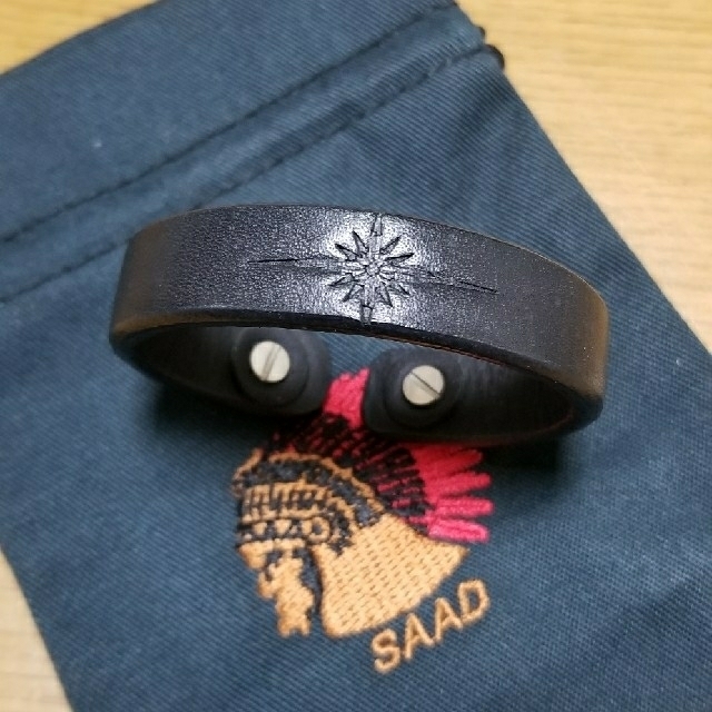 SAAD レザー バングル ブラック シルバー コンチョ付き メンズのアクセサリー(バングル/リストバンド)の商品写真