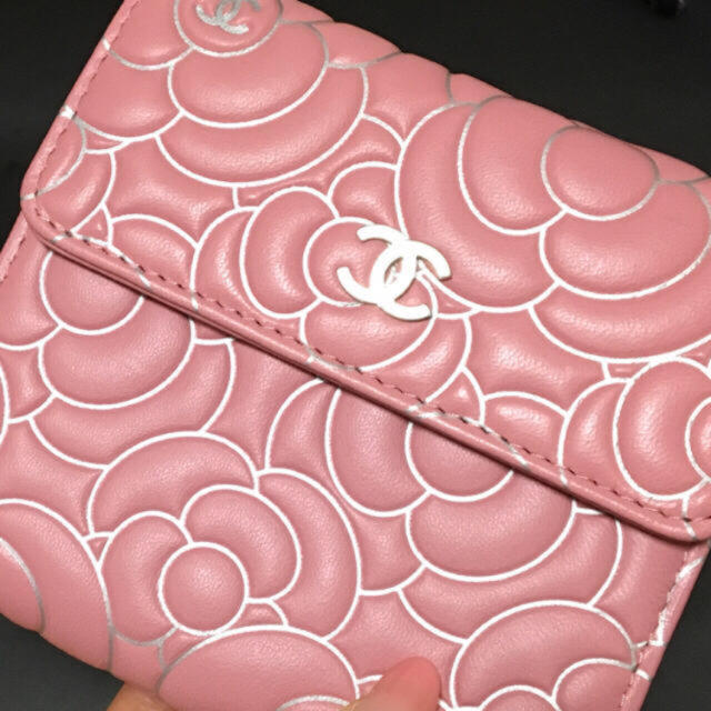 CHANEL(シャネル)の【美品】CHANEL シャネル♡カメリア ピンク 三つ折り財布 レディースのファッション小物(財布)の商品写真