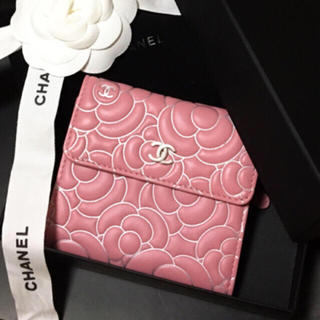 シャネル(CHANEL)の【美品】CHANEL シャネル♡カメリア ピンク 三つ折り財布(財布)