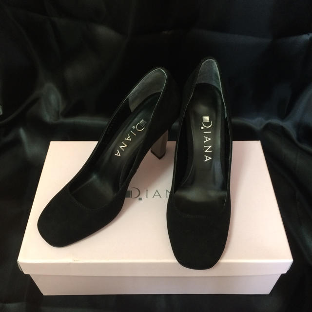 DIANA(ダイアナ)のダイアナ サイズ21.5cmブラック スエードチャンキーヒールパンプス 送料込み レディースの靴/シューズ(ハイヒール/パンプス)の商品写真