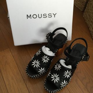 マウジー(moussy)のmoussy サンダル ブラック 花柄(サンダル)