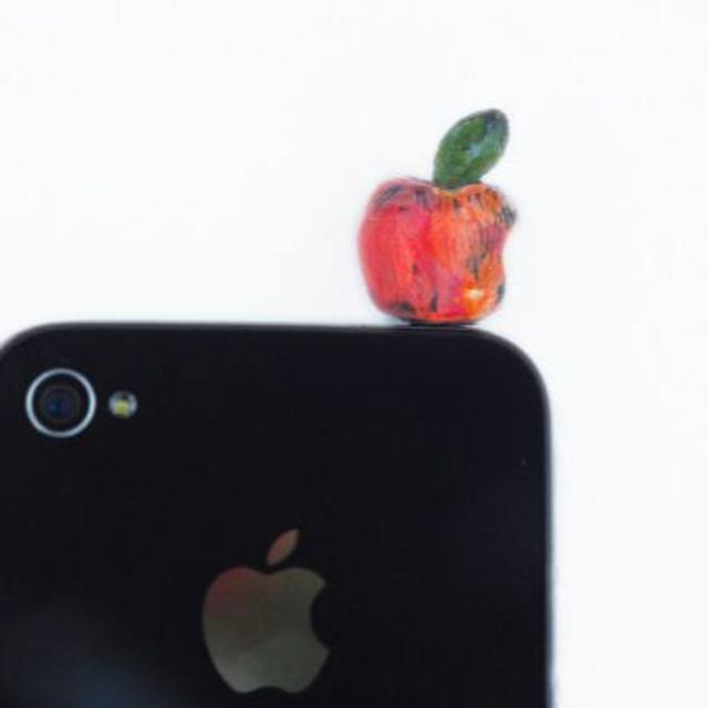 りんごのイヤホンピアス イアフォンジャック イヤホンジャック スマホ/家電/カメラのスマホアクセサリー(ストラップ/イヤホンジャック)の商品写真
