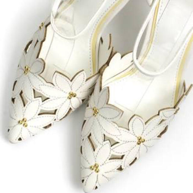 RANDA(ランダ)のランダ♡アンクルストラップフラワーパンプス♡ホワイト レディースの靴/シューズ(ハイヒール/パンプス)の商品写真