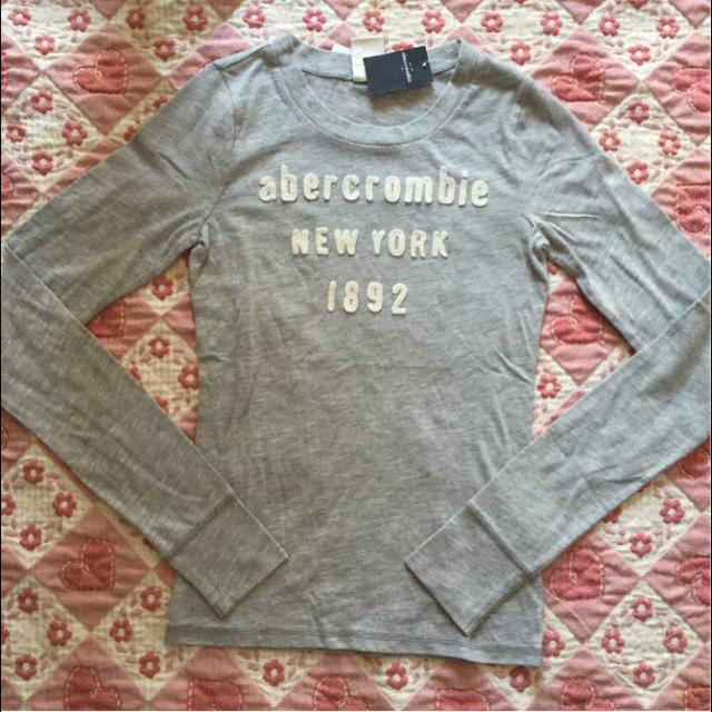 Abercrombie&Fitch(アバクロンビーアンドフィッチ)の新品 アバクロ グレー ロンT キッズ/ベビー/マタニティのキッズ服男の子用(90cm~)(Tシャツ/カットソー)の商品写真
