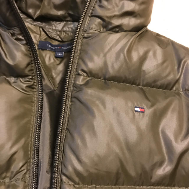 TOMMY HILFIGER(トミーヒルフィガー)のりょうここさま 120 トミー ダウン カーキ  キッズ/ベビー/マタニティのキッズ服男の子用(90cm~)(ジャケット/上着)の商品写真