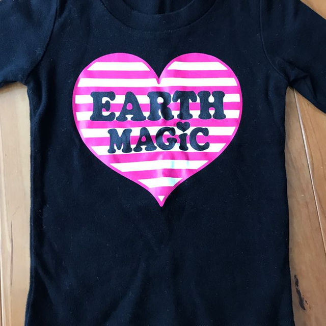 EARTHMAGIC(アースマジック)のアースマジック 黒、ピンクボーダー♡ロンT110 EARTHMAGIC キッズ/ベビー/マタニティのキッズ服女の子用(90cm~)(その他)の商品写真