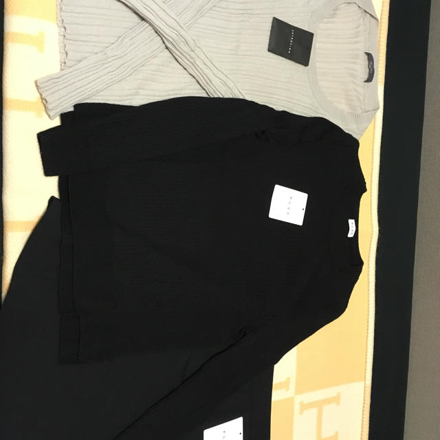 PLST(プラステ)のセオリープラステ PLST黒Mニットスカートエストネーションベージュニットセット レディースのトップス(ニット/セーター)の商品写真