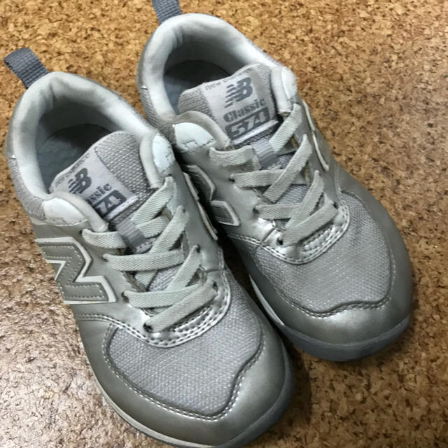 New Balance(ニューバランス)のmeronn1212様 専用 ニューバランス 574 シルバー 18cm キッズ/ベビー/マタニティのキッズ靴/シューズ(15cm~)(スニーカー)の商品写真